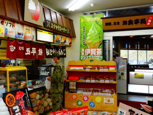右が一福亭で左がスナックコーナー_伊賀サービスエリア下り線
