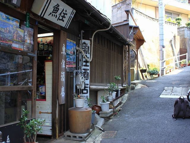 急で狭い上り坂の途中にあります。_魚住酒店