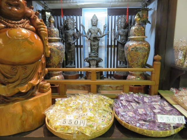 店内_羽二重餅の古里 マエダセイカ プリズム福井 水仙花店