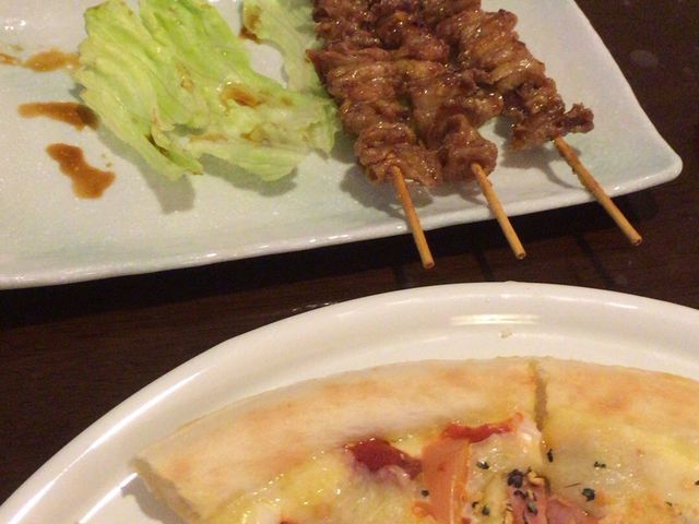 鳥皮串とピザは絶品!_和輔
