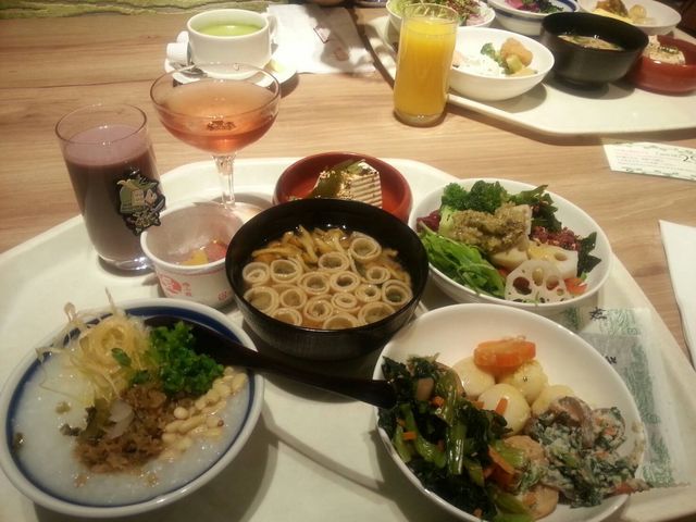 お粥におばんざいたっぷりと、具だくさんの味噌汁、アサイージュースと、スパークリングワイン_京都タワーホテル レストランタワーテラス