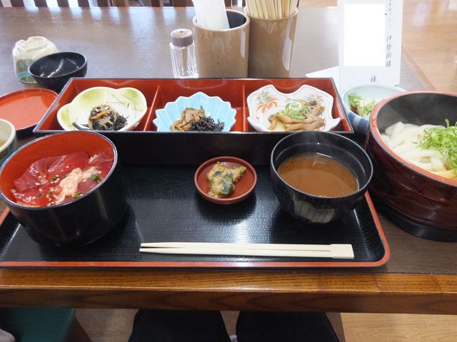 伊勢うどんと、手こねずしがセットになった「伊勢御膳」_勢乃國屋