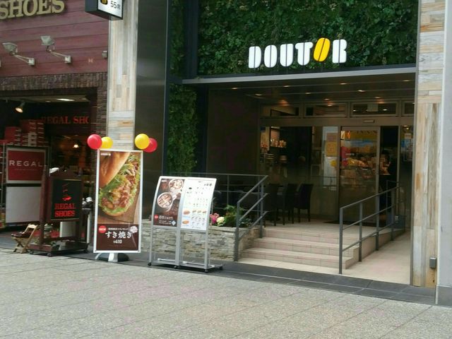 お店の外観!入り口手前の外にも席があります。_ドトールコーヒーショップ広島金座街店