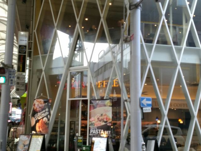 見た目もお洒落な外観_タリーズコーヒー広島本通店