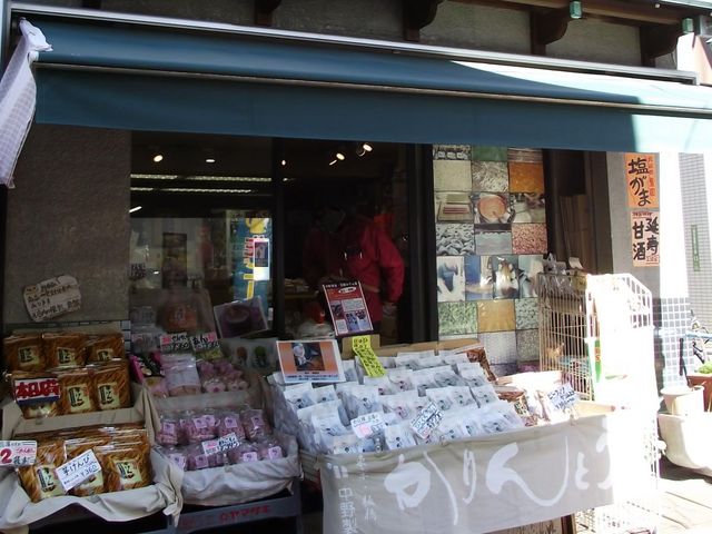 店頭を初め店内にもいろいろ並んでいます_後藤の飴