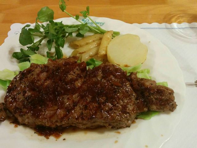 特大サーロインステーキ300g
添えられている、ジャガイモとペンネも美味しかった。_ペンション ラズベリーファーム