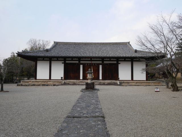 観光客も少なくのどか。_新薬師寺本堂