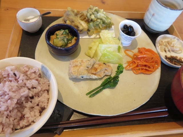 プレートランチ_ファームキッチン野菜花