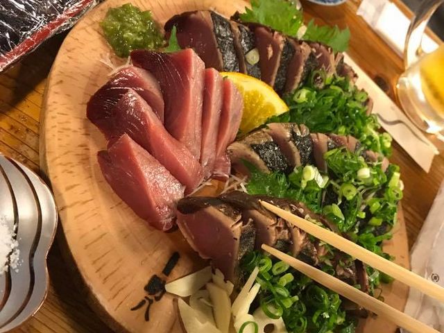 かつおの刺身と藁焼きたたき@助八_ひろめ市場