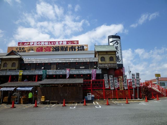 大きな中国風の建物で赤い欄干が印象に残る、魚介類がその場で焼いて食べることがでる_沼津ぐるめ街道の駅 竜宮海鮮市場