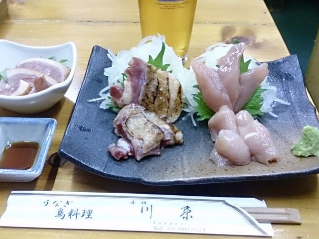 ホロホロ鶏のたたき(写真は盛り合わせ)も絶品!_川栄 本店