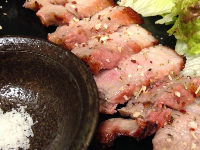 名物の塩焼豚。絶品!_四角家餃子本舗