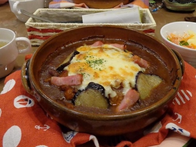 ベーコンとなすの焼きカレー
サラダとスープが付いてます_フリージア