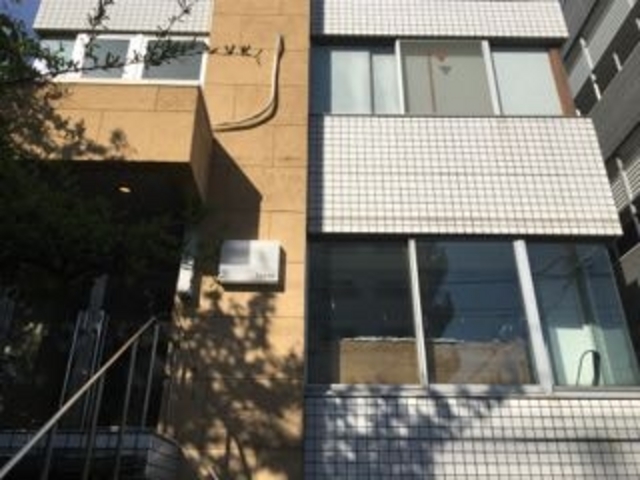 ビルの2階にあります_torse
