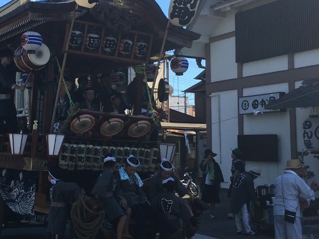 お店の前を通る山車_田丸屋
