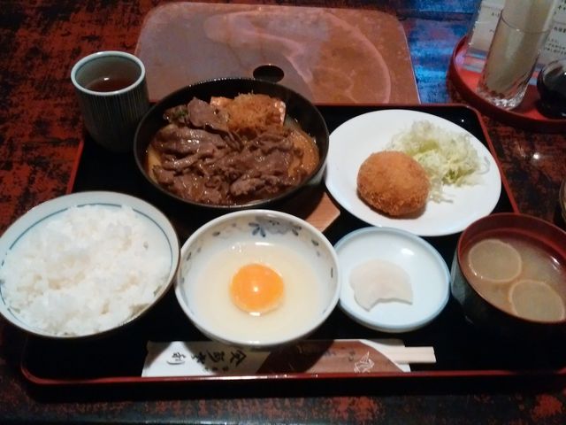 すき焼きのAセットの写真です ホント、旨いです ご飯とコロッケ、おかわりしちゃいました サイコー_阿佐利 本店