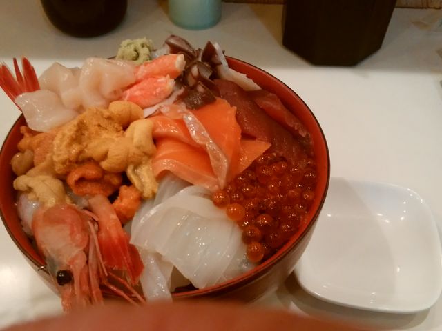函館市場 茶夢さんの海鮮丼 函館出身の人気バンドGLAYのメンバーもよく行ってたそうです_函館