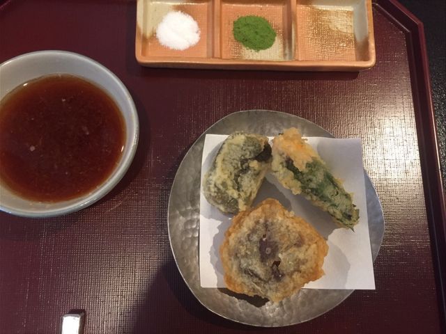 しいたけ、エンドウ豆の天ぷら_天ぷら 圓堂 岡ざき邸