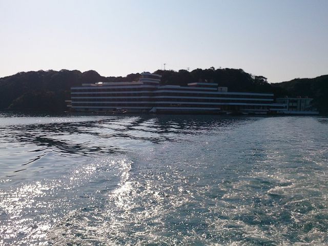 中の島へは専用船で渡る。_中の島