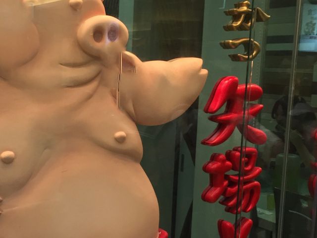 店頭に大きなブタがいます_矢場とん 名古屋駅エスカ店