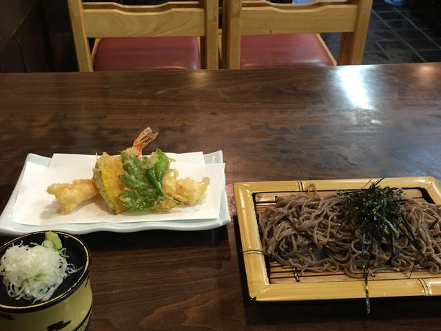 箱根は、蕎麦が美味しいですね〜〜たぶん水がきれいな事それが何よりです。
天ぷら蕎麦(冷)_はこね