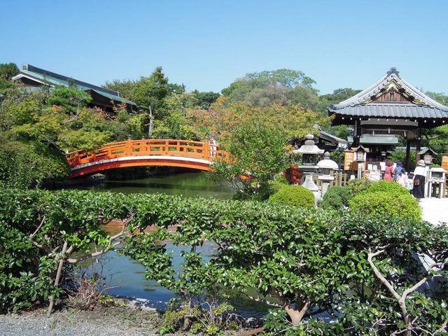 朱塗りの欄干が印象的な庭園だ_神泉苑
