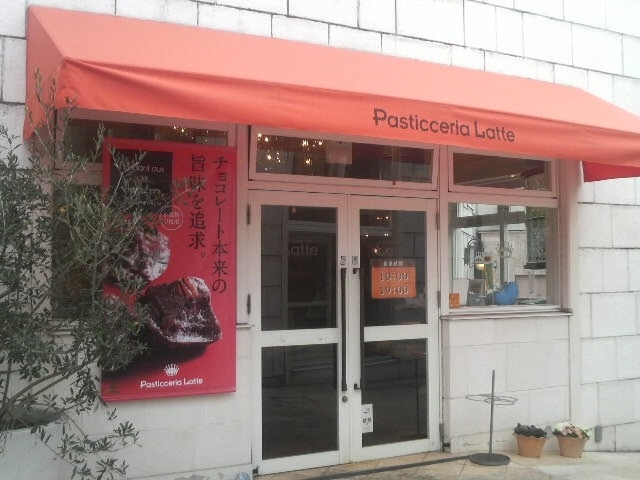 ポポロ広場のお店の一つ、「バスティッチェリアラッテ」_ポポロ広場