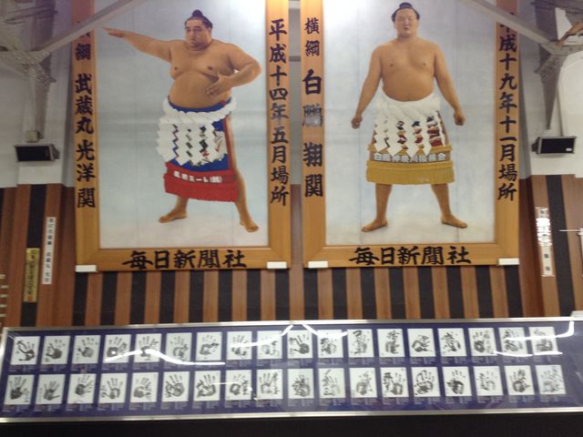 力士がお出迎え_JR両国駅