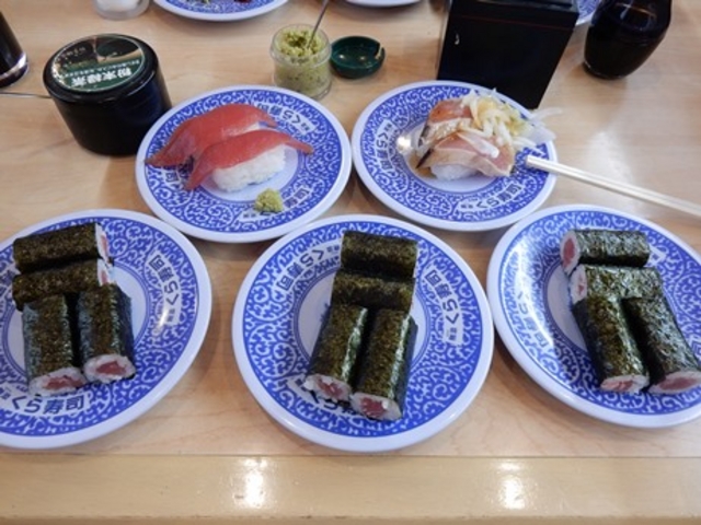 巻き立ての鉄火巻3皿など
_無添くら寿司 各務原店