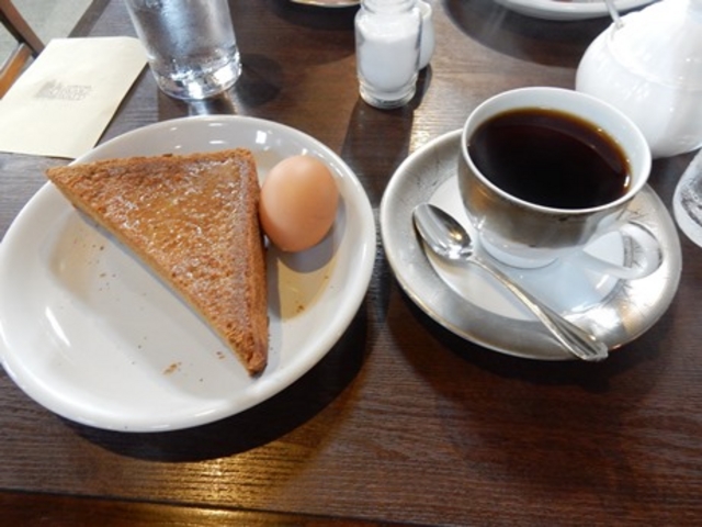 ストロングブレンドと黒糖パンのモーニング_シユバルツ・バルト