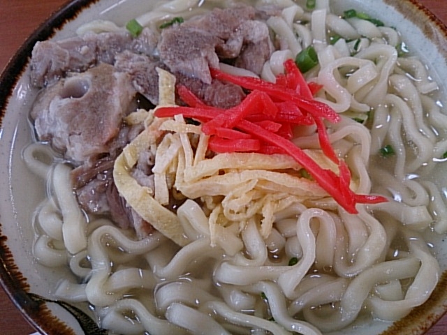 トロトロに煮込まれたお肉とあっさりしたスープが特長_高江洲そば
