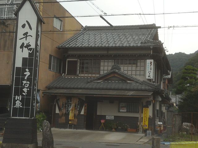 国道から少し奥まった場所にあります。_八千代