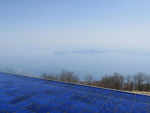 琵琶湖がかすんでいる。_びわ湖テラス