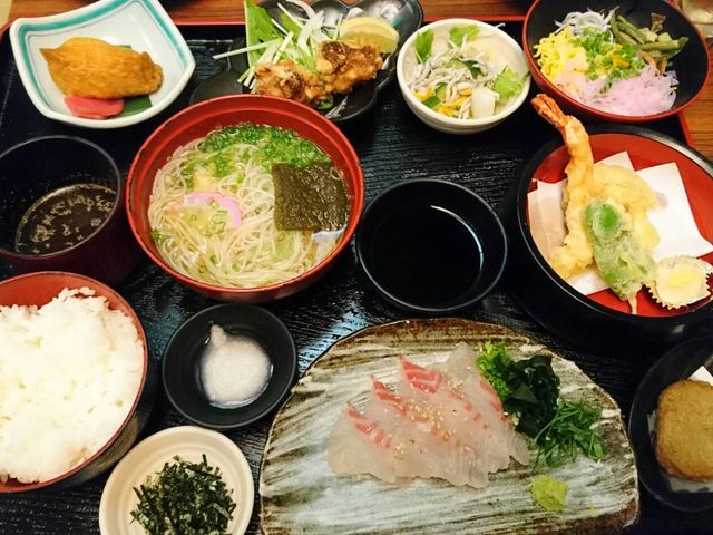 鯛めし、鯛そうめん、じゃこ天などがセットになっているこちらは2300円_郷土料理 五志喜