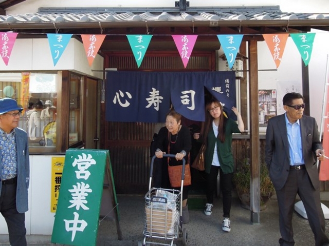 備前焼祭りの昼時は満席だ_心寿司