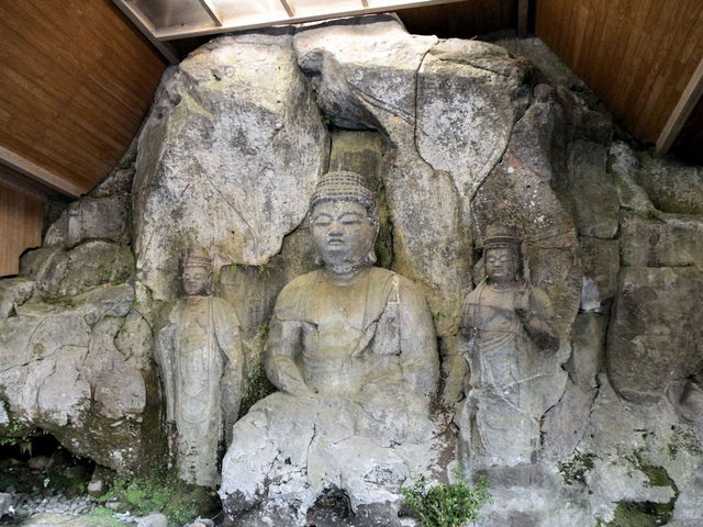 石仏群は厳重な保護の覆いの中で_臼杵石仏