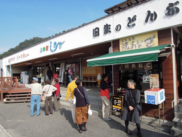 どんぶり店などが軒を連ねる_海の駅しおじ