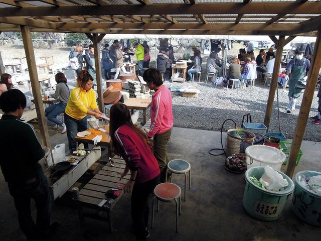 バーベキューがにぎわう_海の駅しおじ