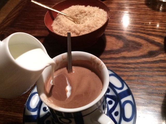 ホットココアは砂糖とミルクを入れて飲みます。_茶房 天井棧敷