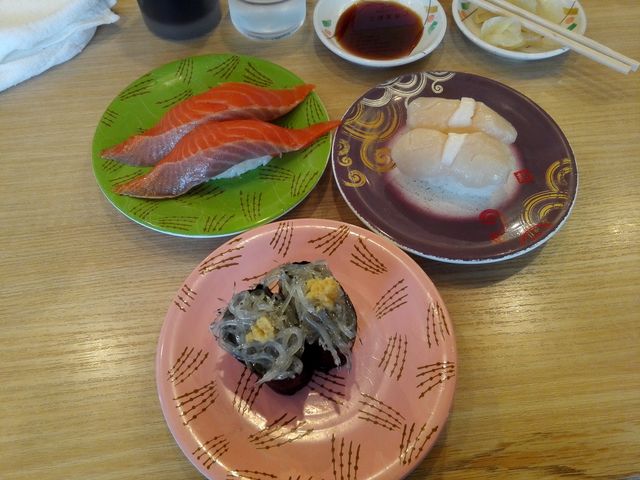 サーモン、ホタテ
しらす軍艦_回転寿しトリトン 三輪店
