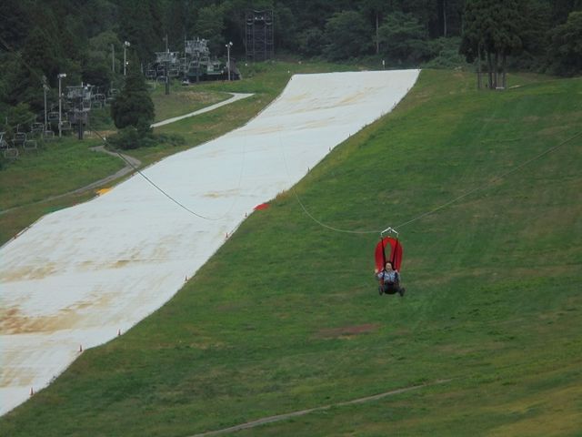 パラシュートを利用でき快適でしたが、スタート時点までの用具の運搬は重かった。_野沢温泉スポーツ公園