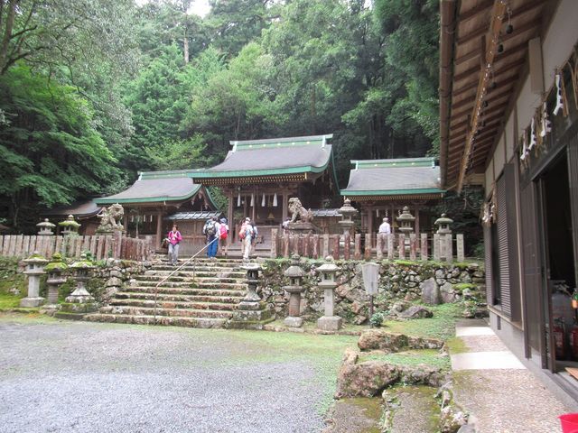 山里少し山中に入った静かなたたずまいの中にひっそりと建つ
_江文神社