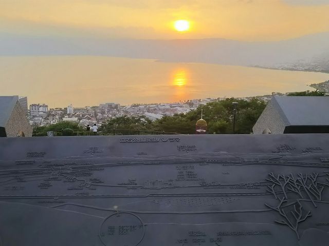 夕陽が諏訪湖に映っています。_立石公園
