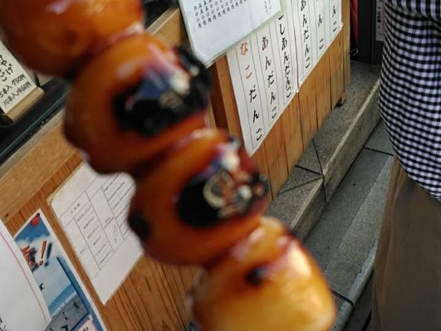 タレがいっぱい。あんこのお団子もあんこいっぱい。
こぼさないように注意。_紀の国屋本店
