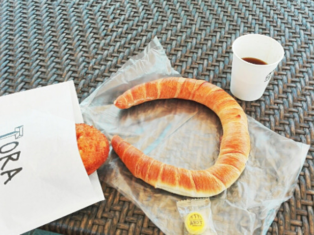 店内にコーヒーサービス、テラス席もあります。_パンのトラ