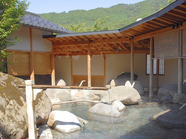 昼と夜では、露天風呂の雰囲気が全然変わって、二度楽しめます。_あつみ温泉萬国屋