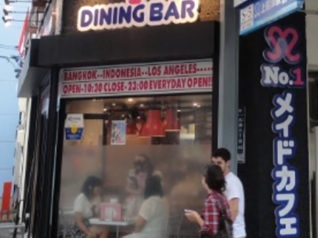 大須招き猫像のすぐそばにあります_めいどりーみん・大須招き猫前店