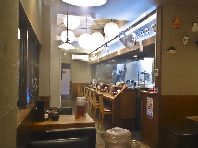 カウンターとテーブル席、座敷があります。_拉麺屋神楽 東松江店