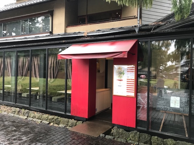 赤い色が目立つお店。_傘風楼