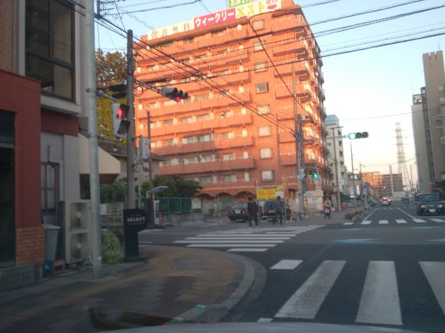 写真左側がお店です。_SELECT